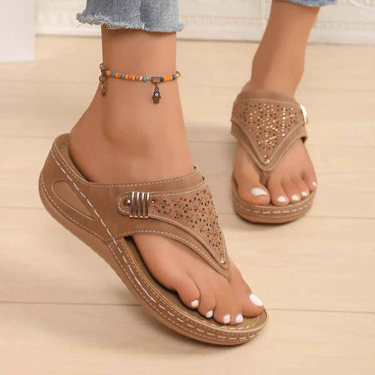 Sandales compensées tong ornées de strass
