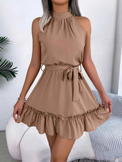 Robe ligne A à col halter et ourlet volanté avec ceinture
