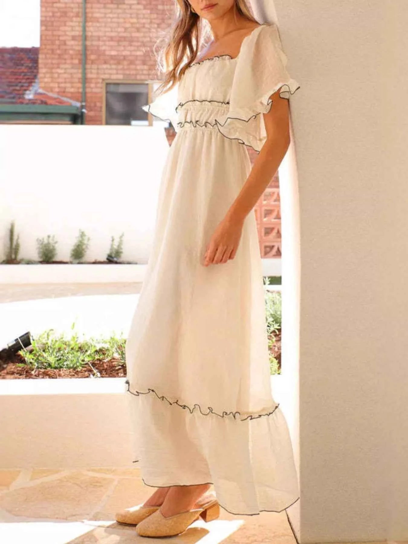 Robe maxi à étages et manches courtes à volants