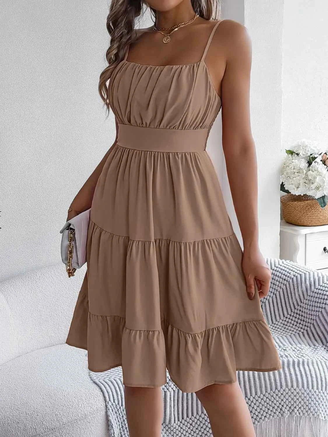 Robe camisole à dos smocké et jupe étagée
