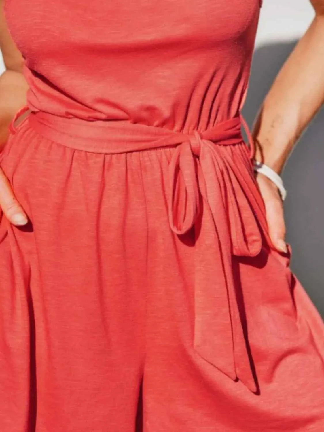 Combishort à épaule asymétrique et lien à la taille