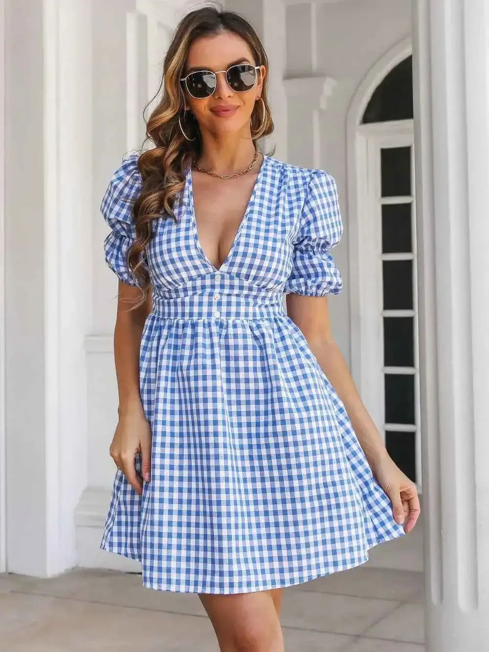 Robe courte à carreaux et boutons décoratifs, manches courtes