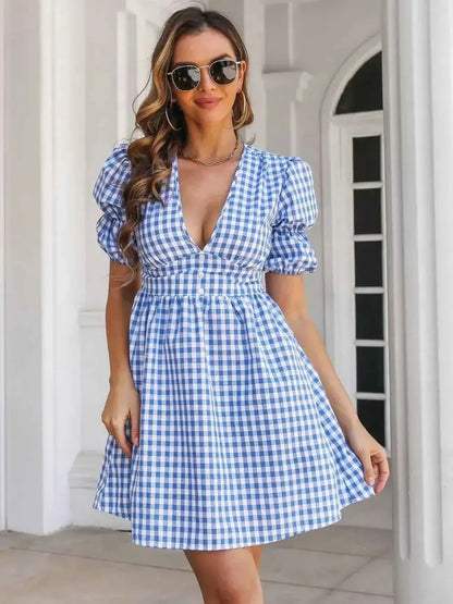 Robe courte à carreaux et boutons décoratifs, manches courtes