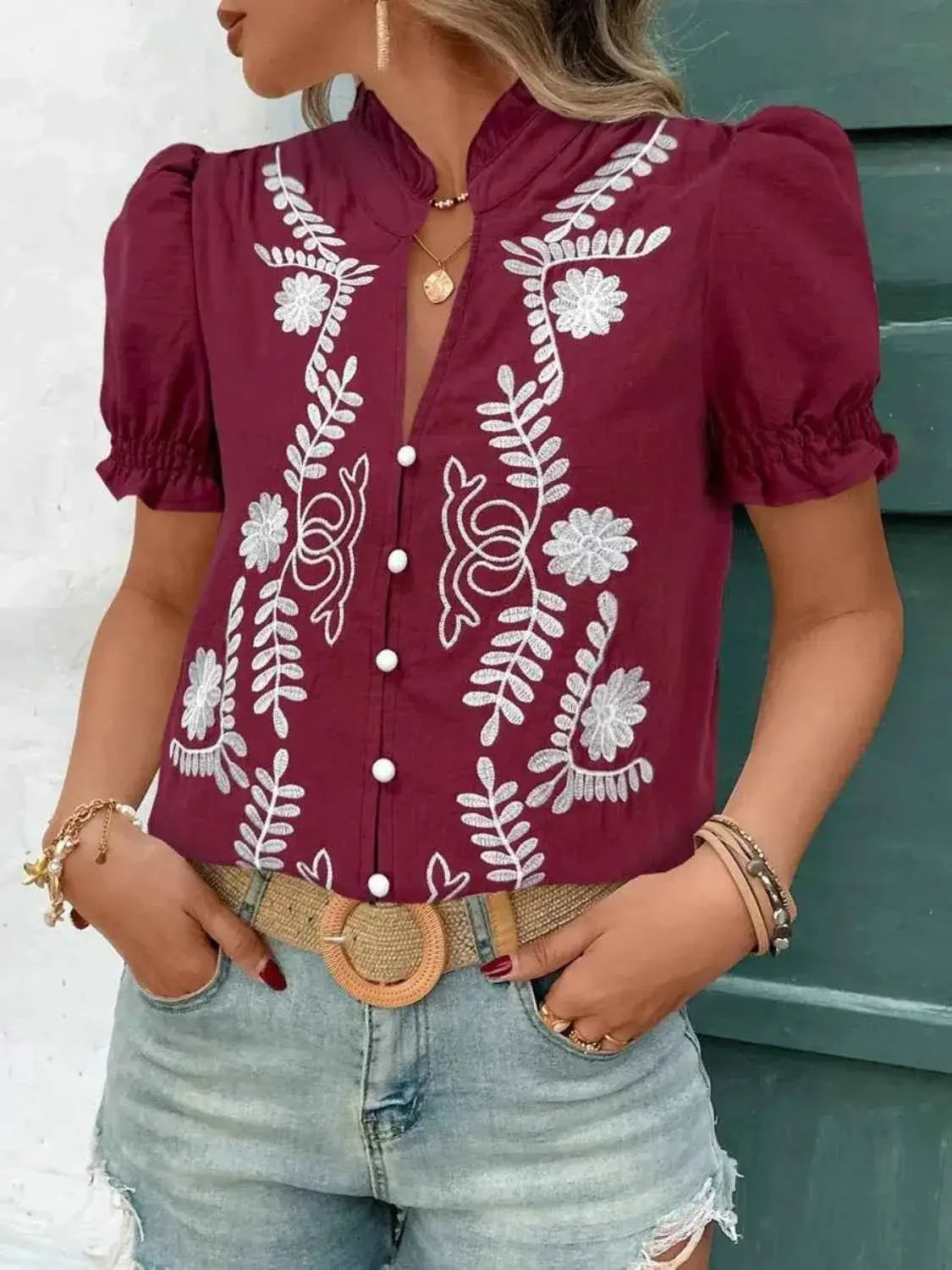 Blouse en coton à col cranté, broderies et volants, manches courtes