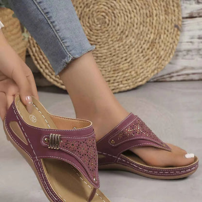 Sandales compensées tong ornées de strass