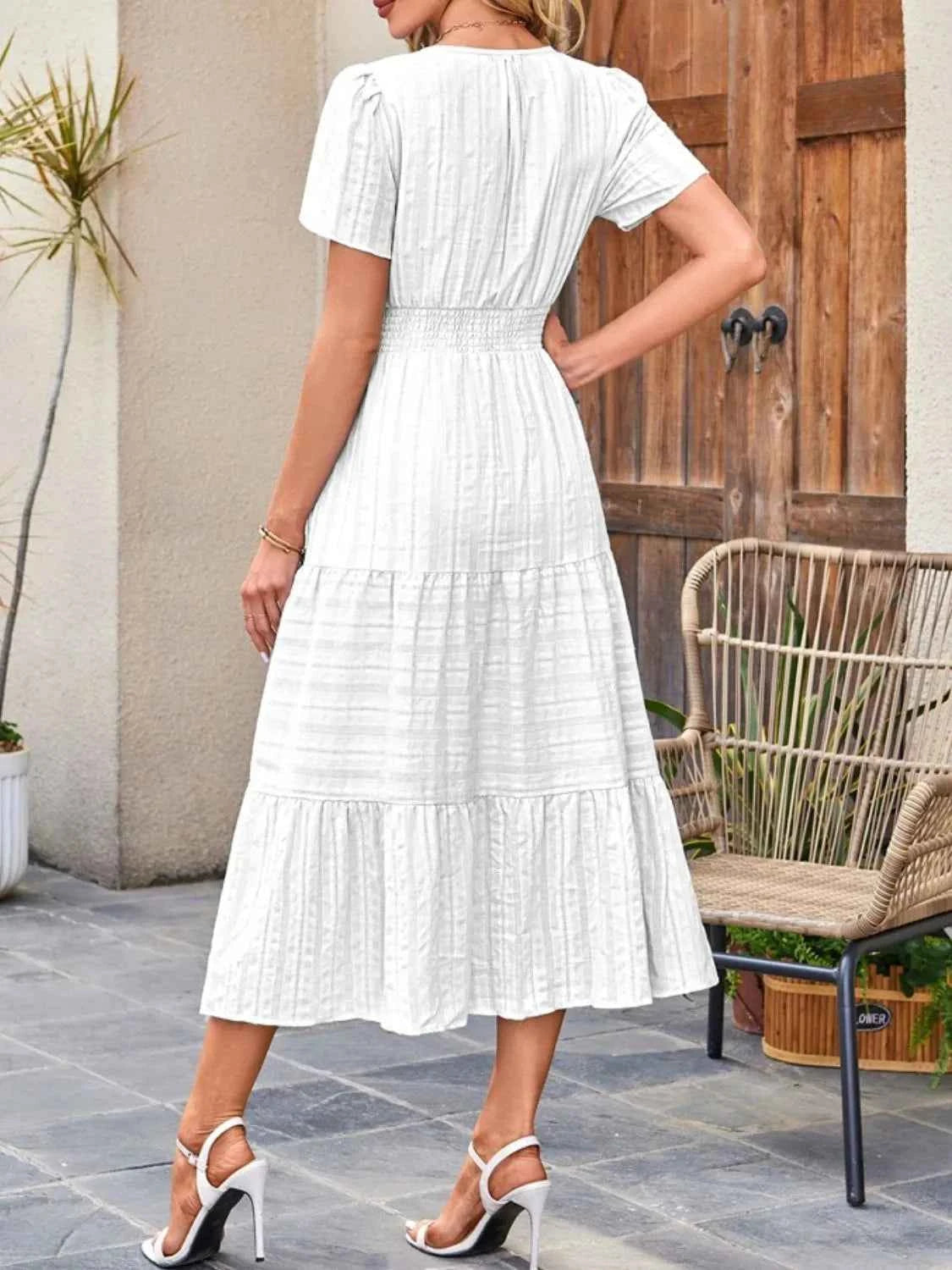 Robe à jupe étagée, col cranté et manches courtes
