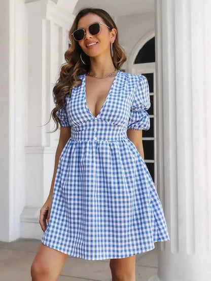 Robe courte à carreaux et boutons décoratifs, manches courtes