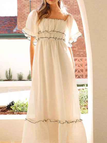 Robe maxi à étages et manches courtes à volants
