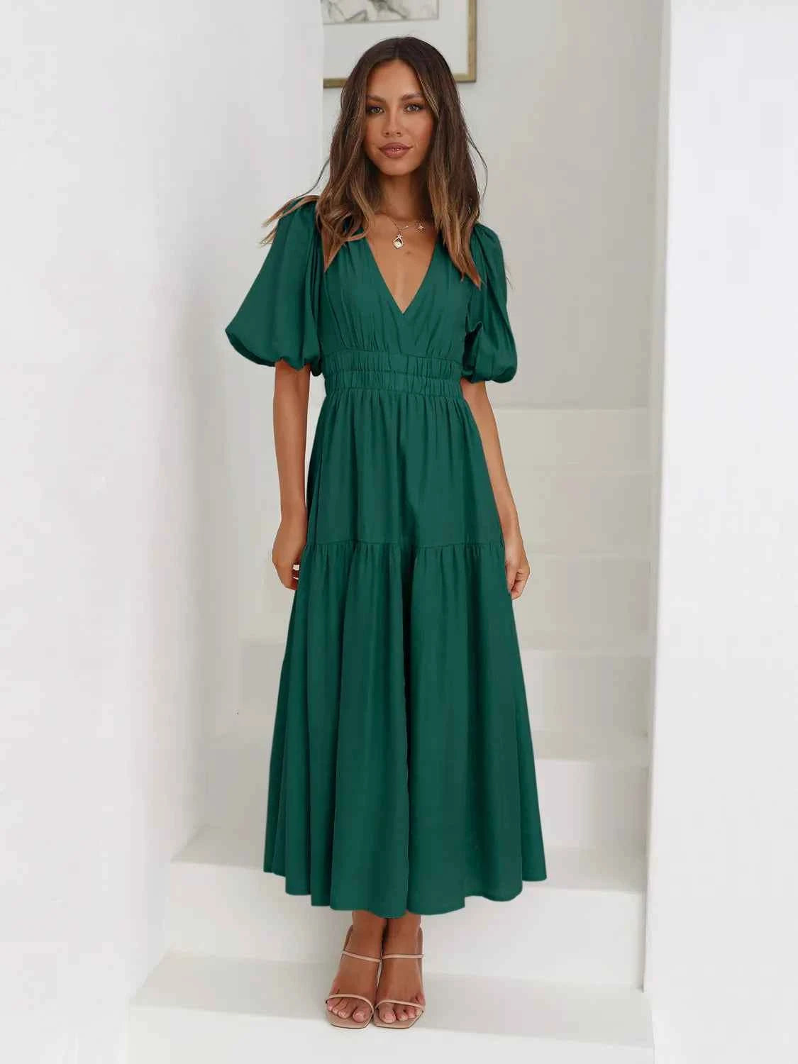 Robe midi croisée à étages et manches mi-longues