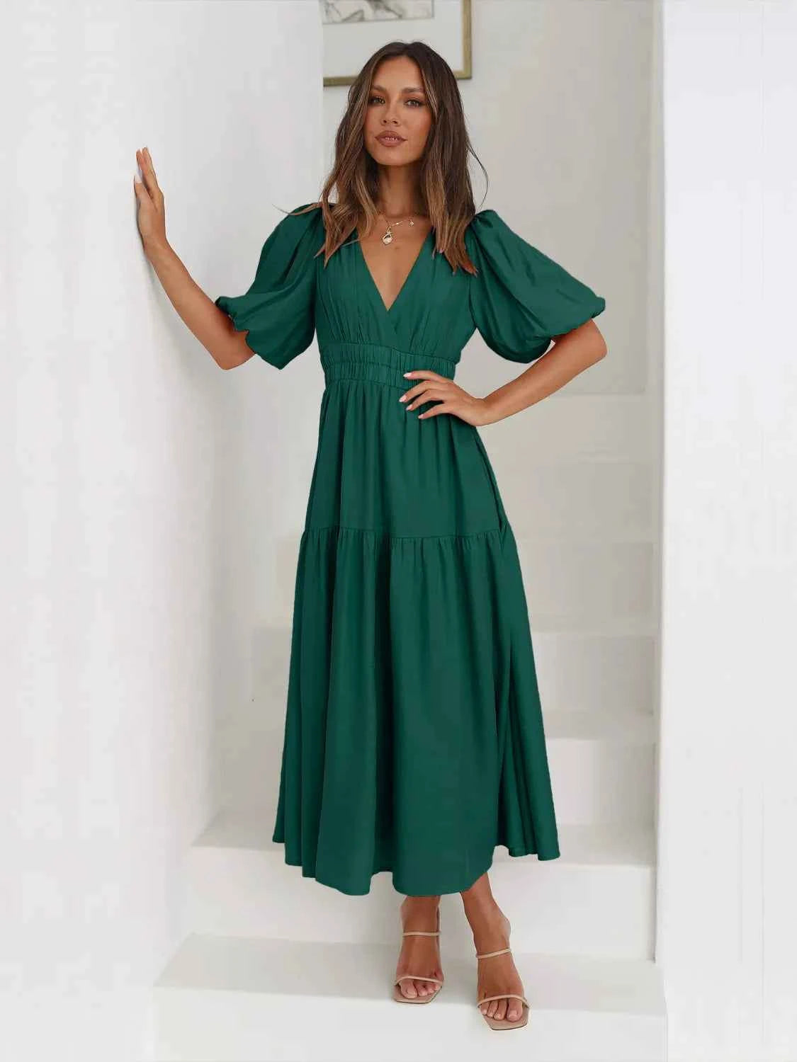 Robe midi croisée à étages et manches mi-longues