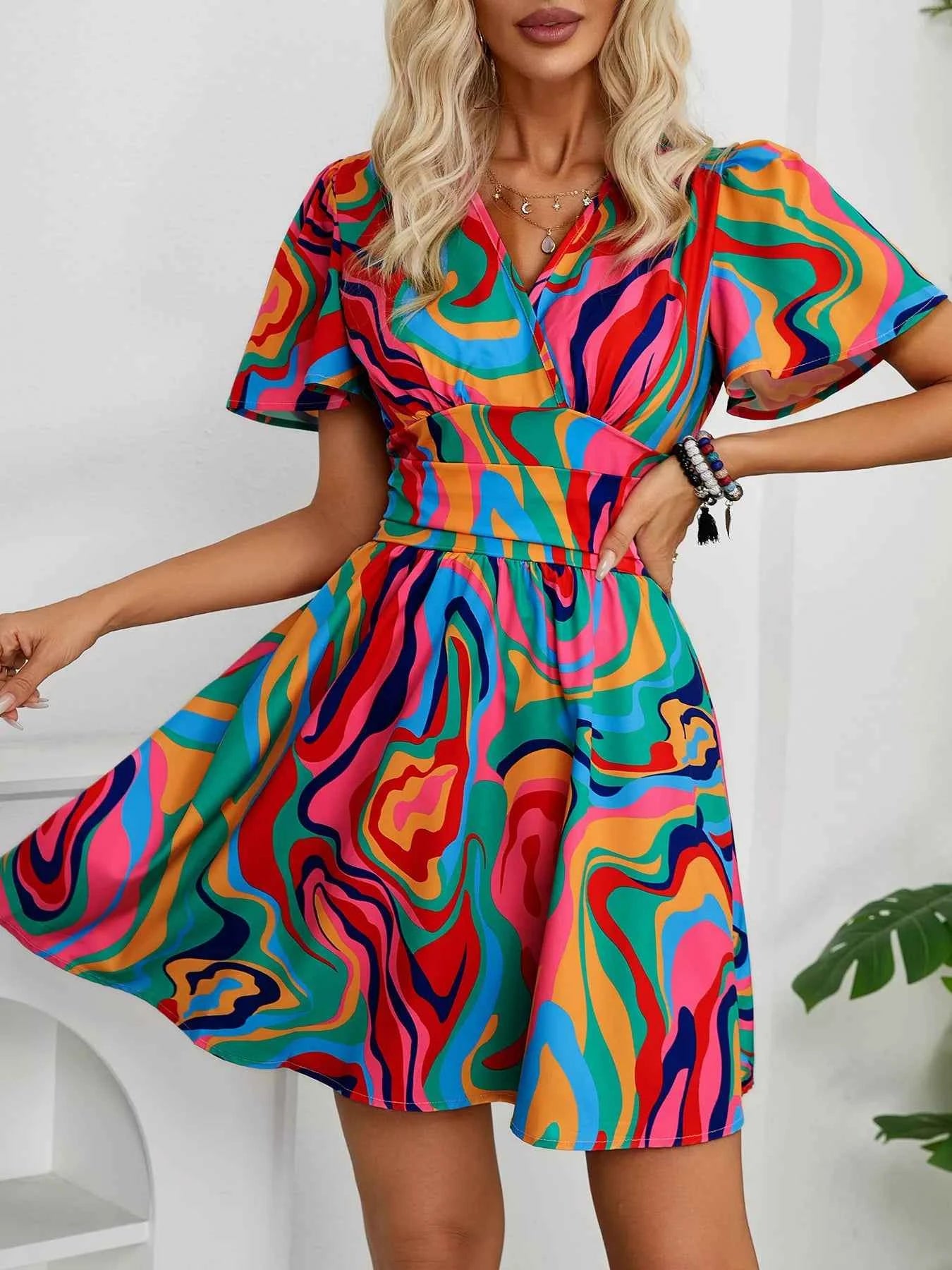 Robe courte à imprimé coloré et manches courtes