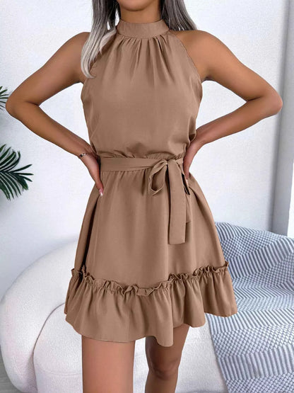 Robe ligne A à col halter et ourlet volanté avec ceinture
