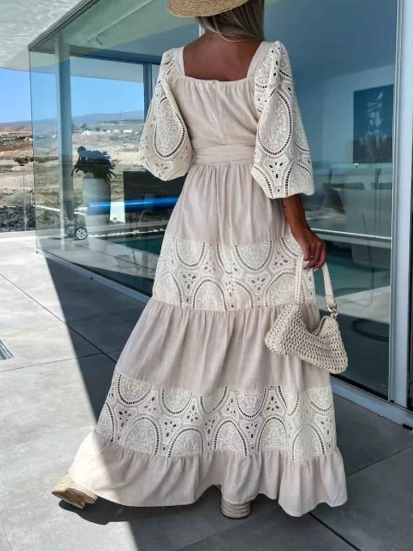 Robe maxi à volants étagés, manches en dentelle et ceinture nouée