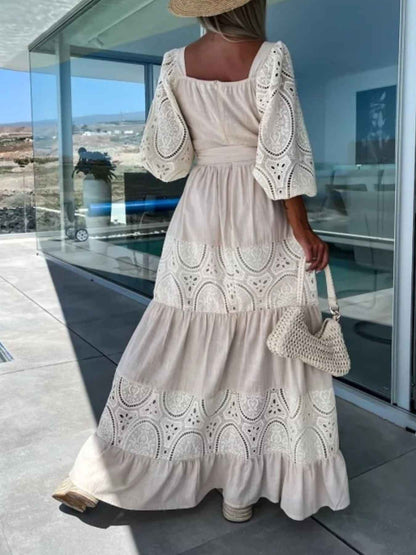Robe maxi à volants étagés, manches en dentelle et ceinture nouée