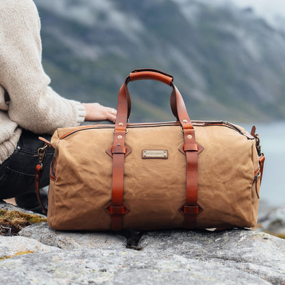 Sac de voyage Drakensberg modèle Cody, toile cirée et cuir de buffle tanndé végétal 50 L — bleu océan, kaki sable, vert forêt