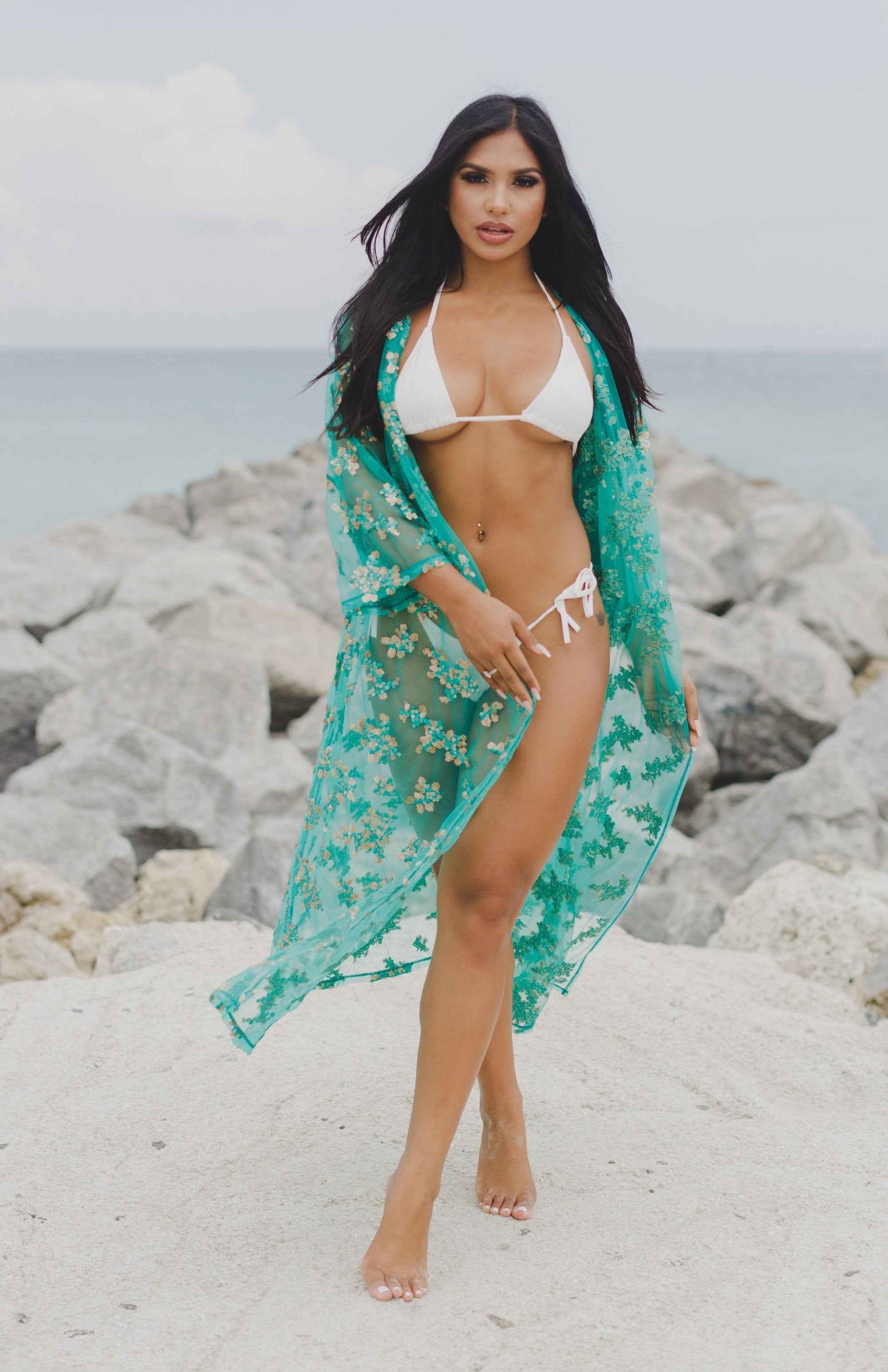 Robe de plage longue en mesh brodée main turquoise et or