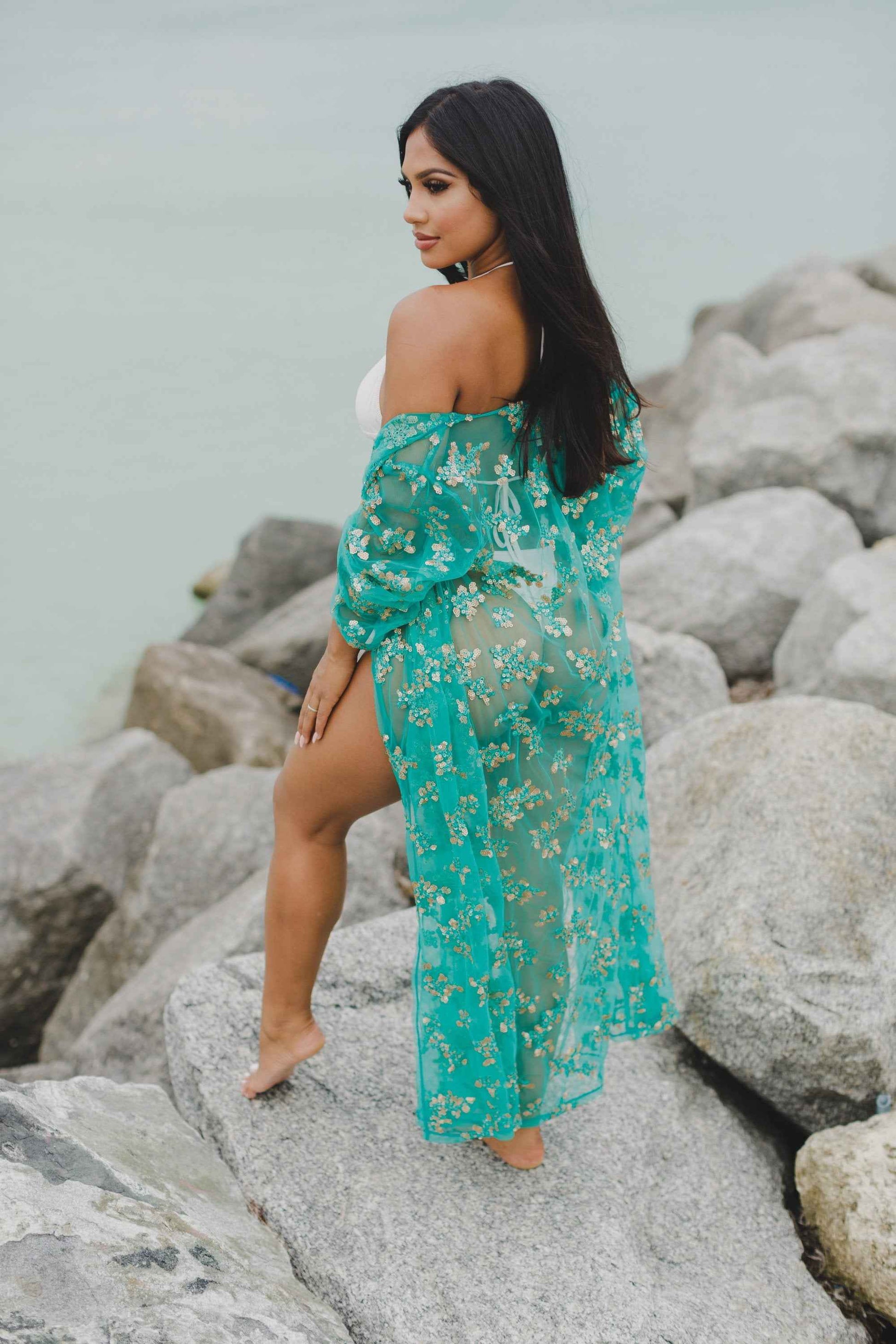 Robe de plage longue en mesh brodée main turquoise et or
