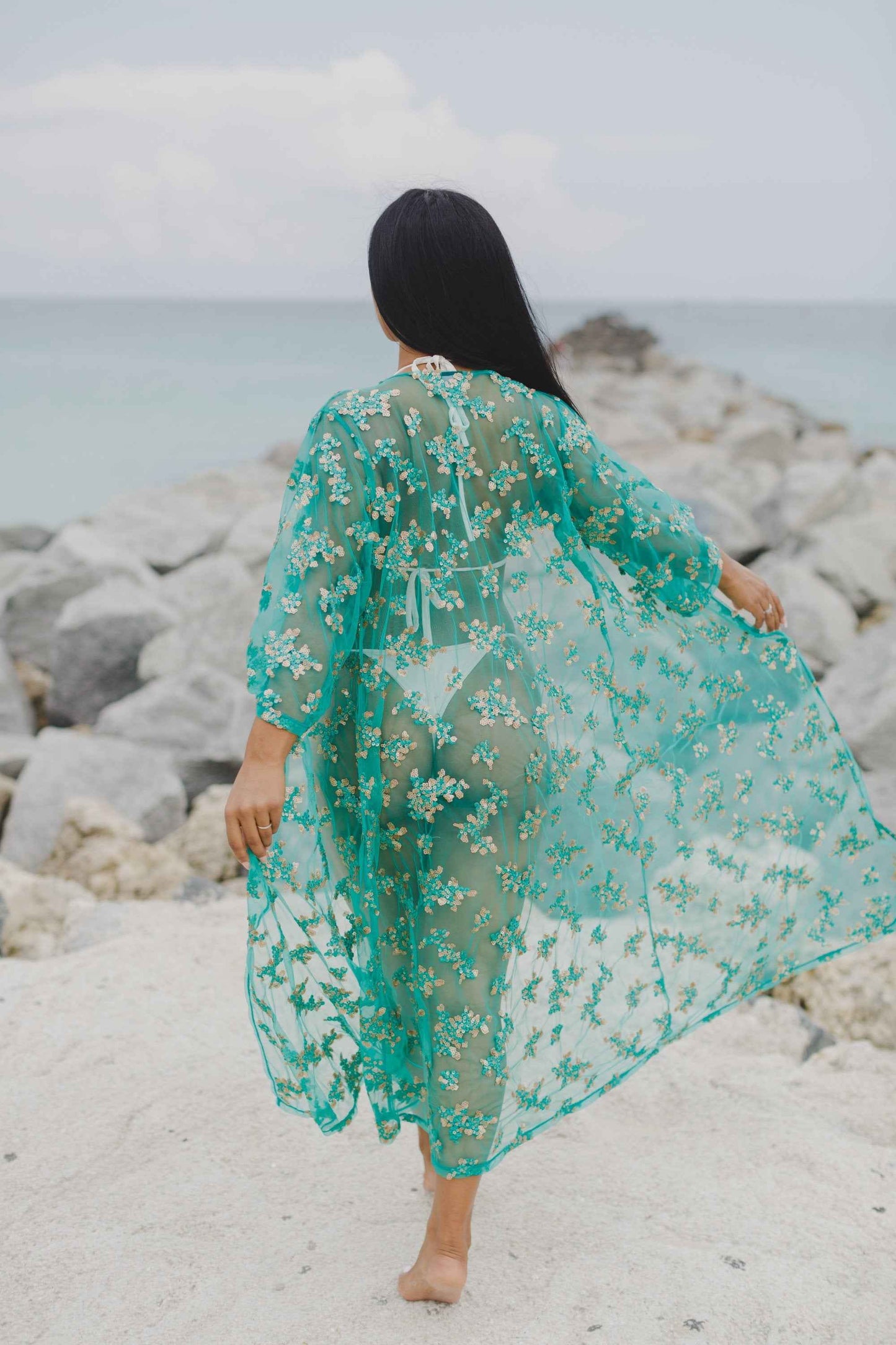 Robe de plage longue en mesh brodée main turquoise et or