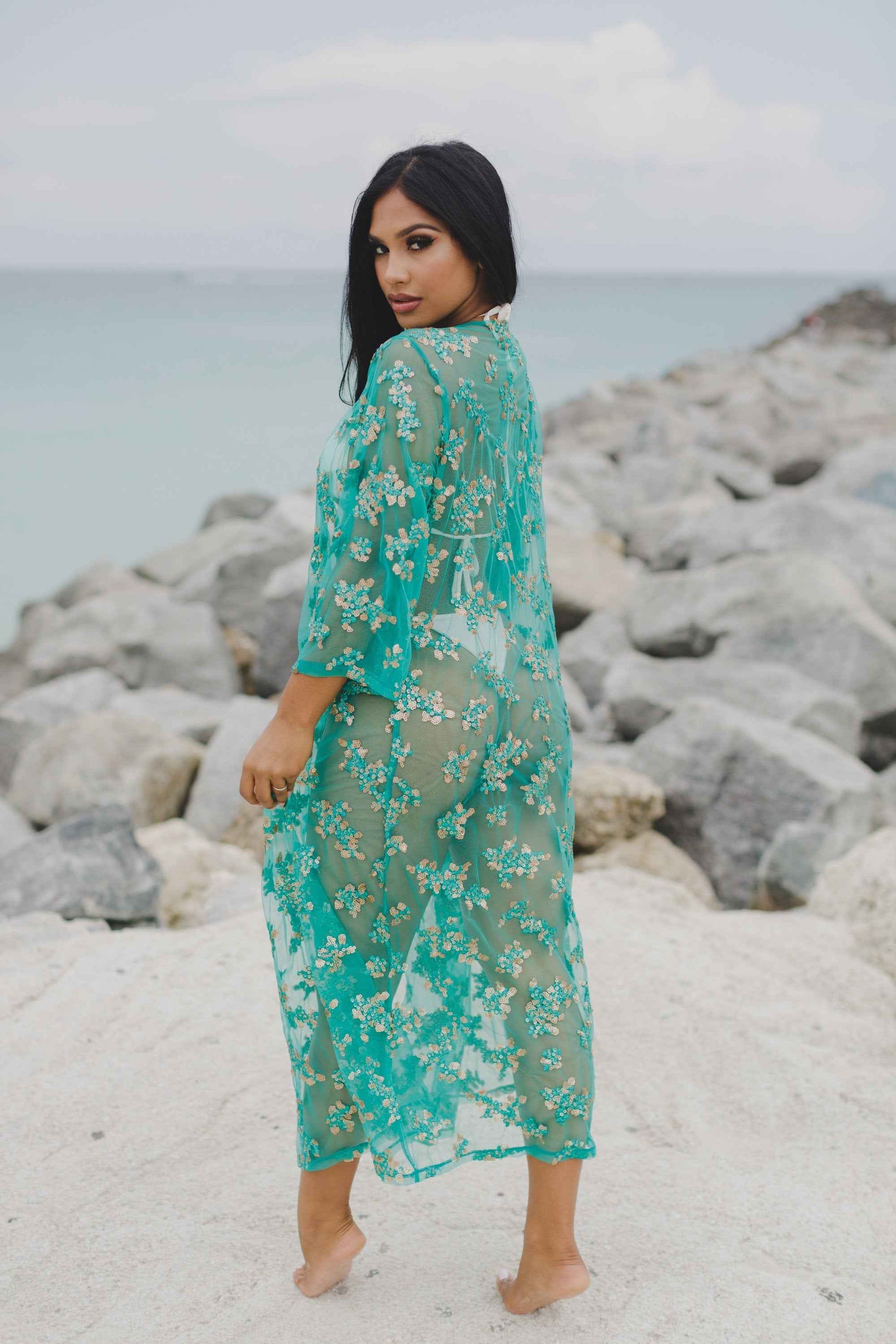 Robe de plage longue en mesh brodée main turquoise et or