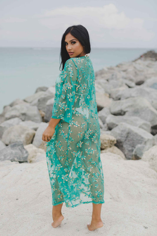 Robe de plage longue en mesh brodée main turquoise et or