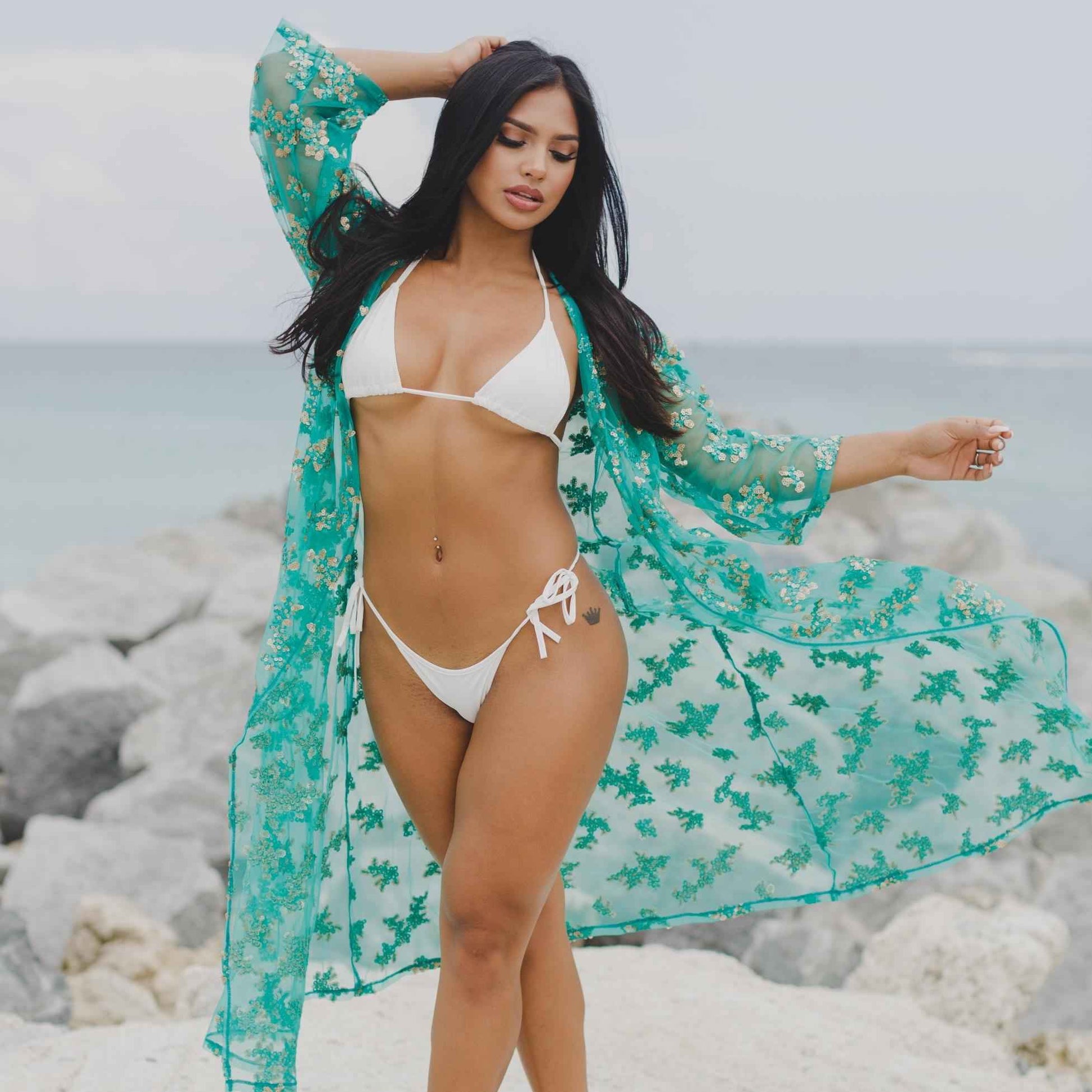 Robe de plage longue en mesh brodée main turquoise et or