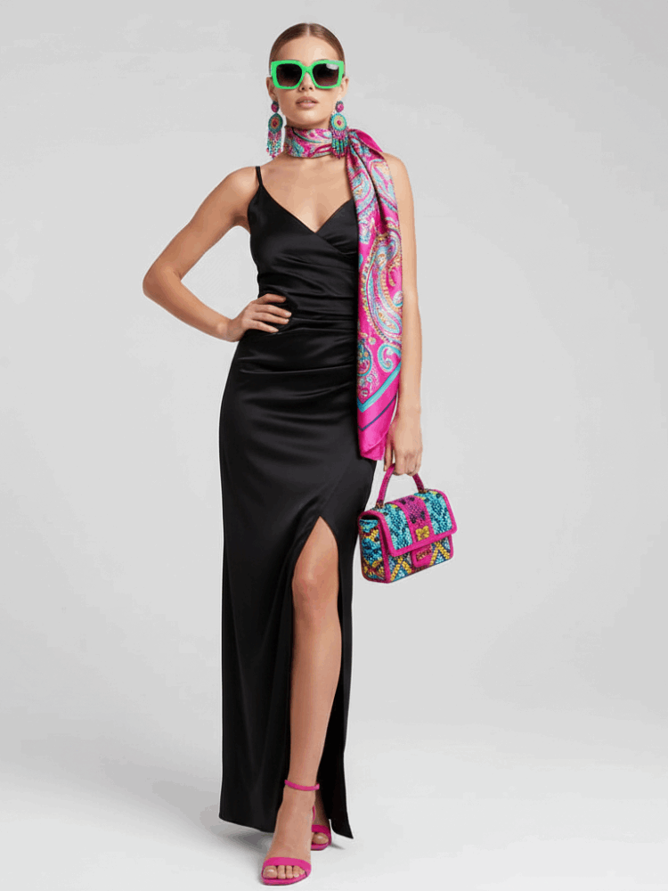 Robe longue noire dos nu col V avec fente ajustée