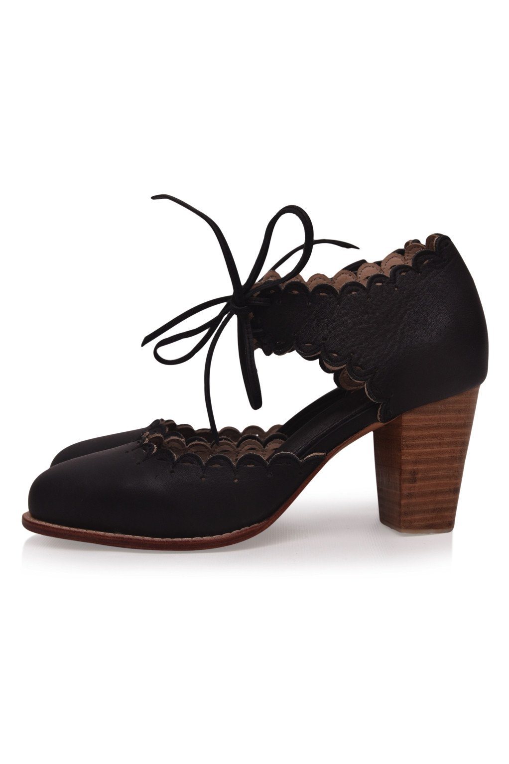Escarpins en cuir bords festonnés talon carré bois — Dance Queen
