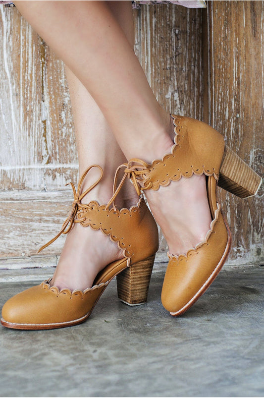 Escarpins en cuir bords festonnés talon carré bois — Dance Queen
