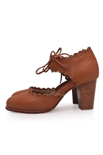 Escarpins en cuir bords festonnés talon carré bois — Dance Queen