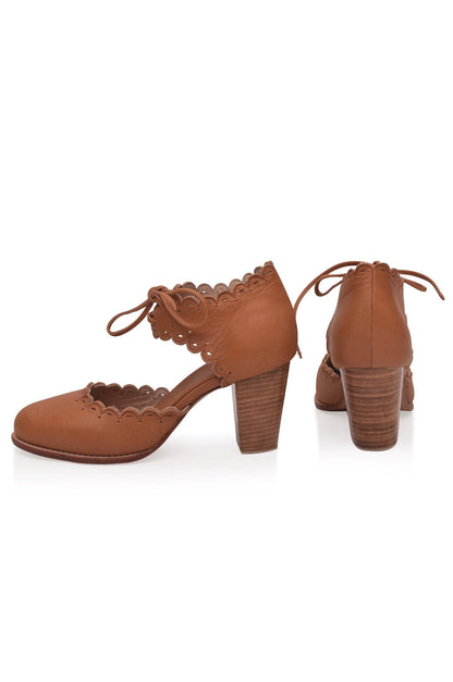 Escarpins en cuir bords festonnés talon carré bois — Dance Queen