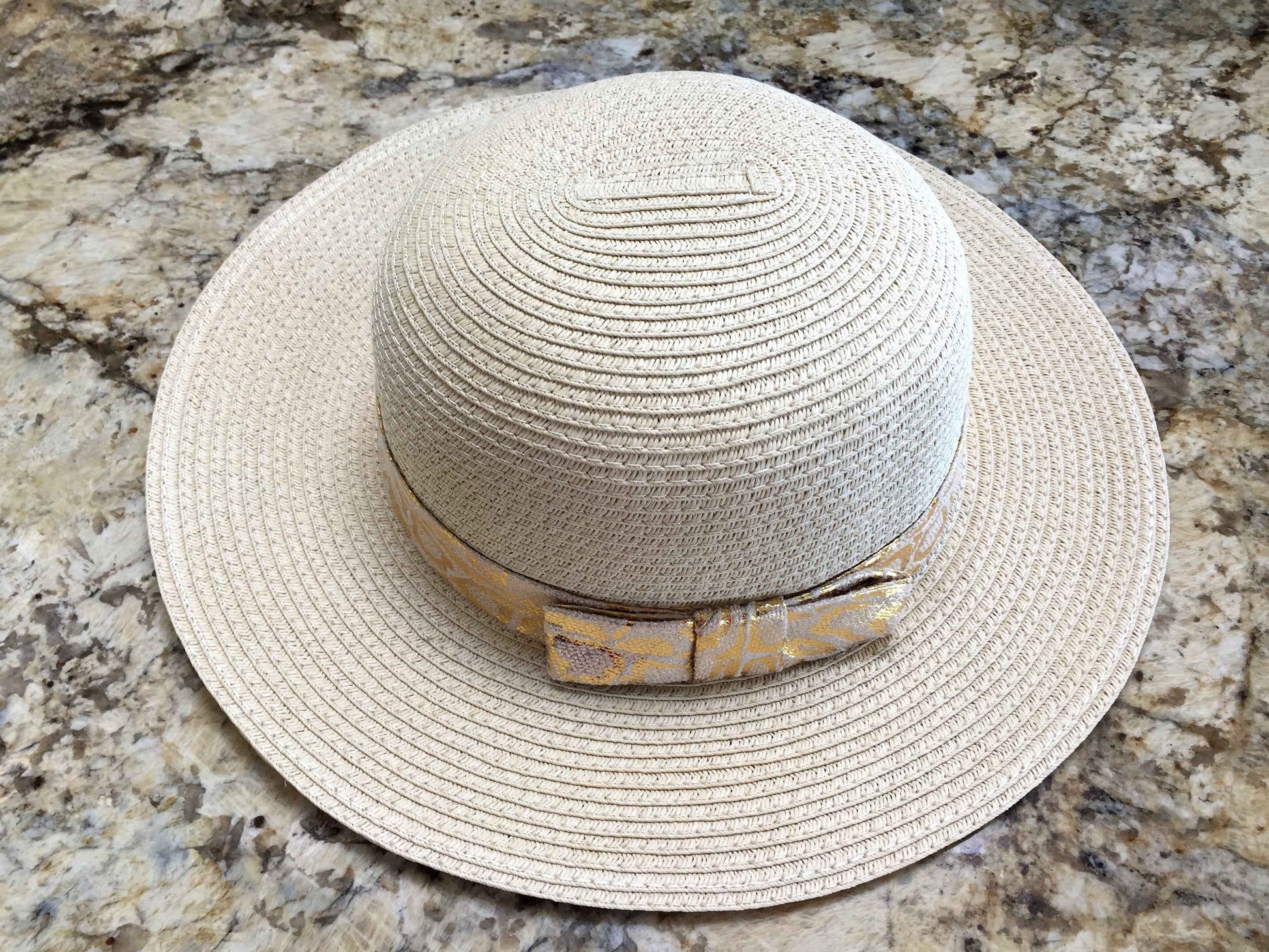 Chapeau de paille naturel avec ruban doré