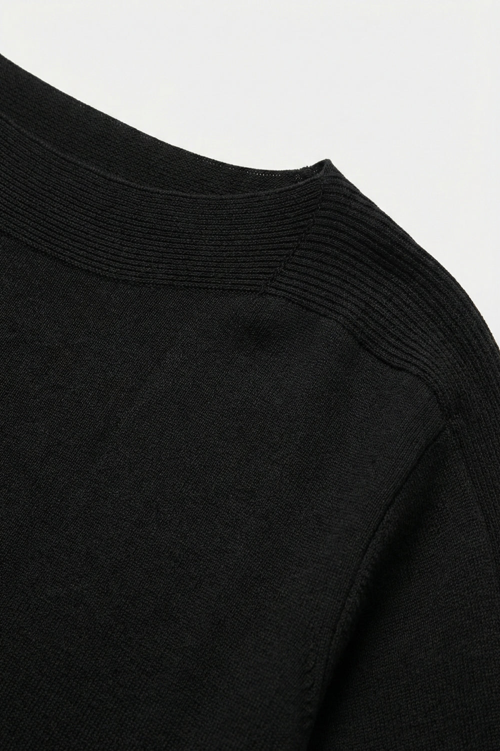 Pull noir col bateau à manches courtes tombantes