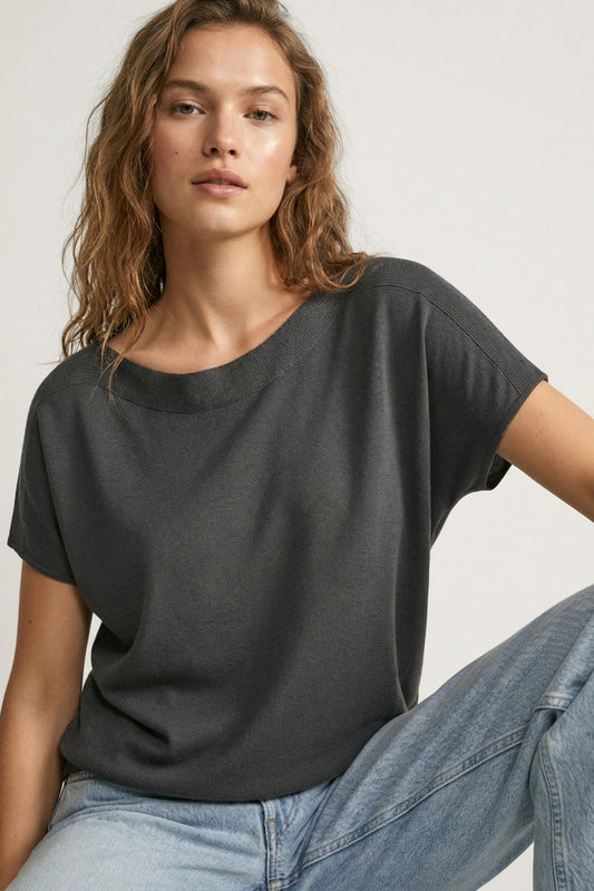 Pull noir col bateau à manches courtes tombantes