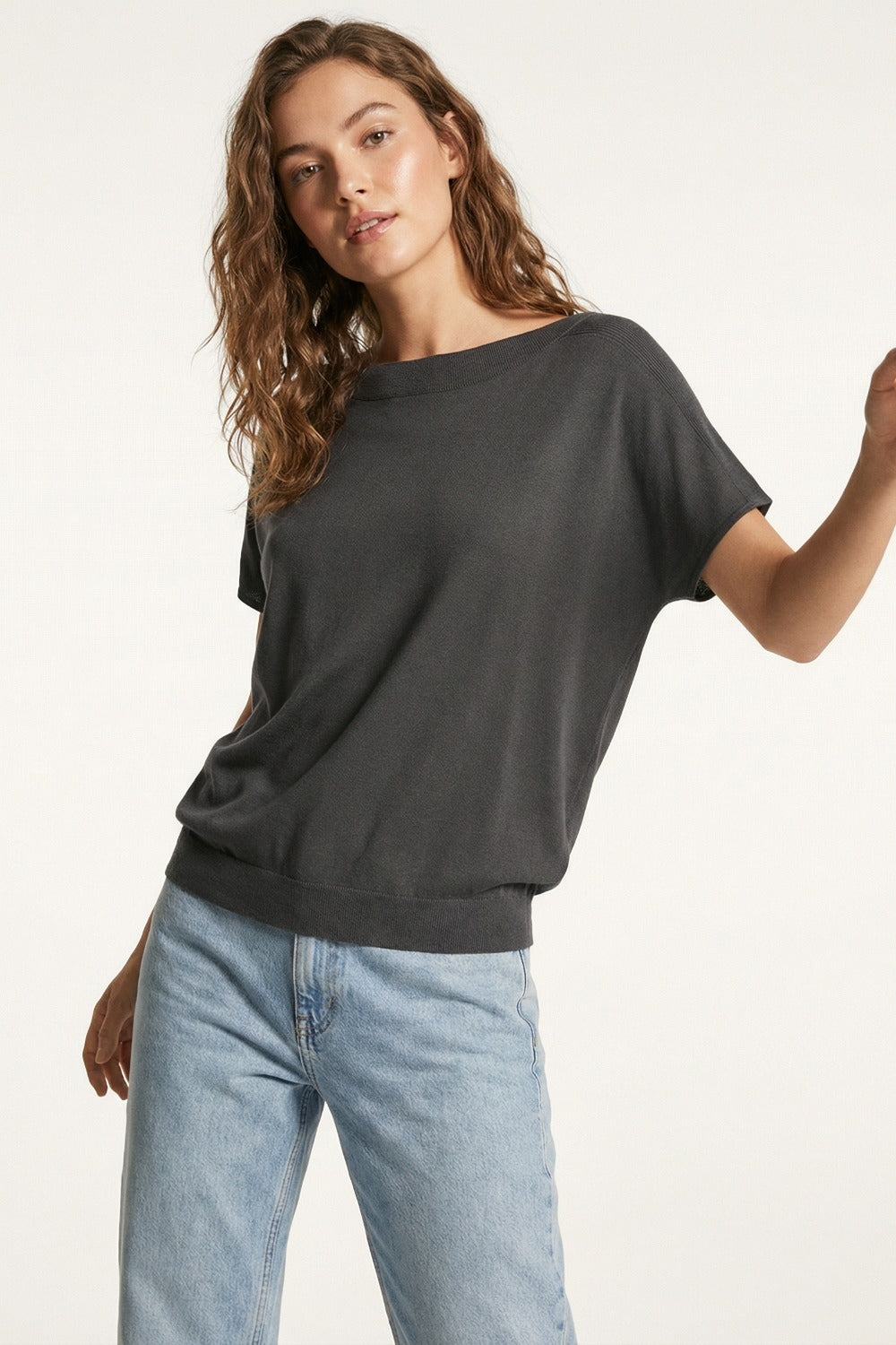 Pull noir col bateau à manches courtes tombantes