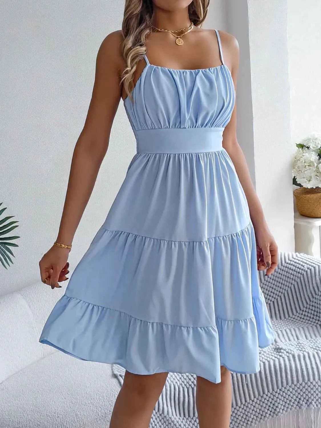 Robe camisole à dos smocké et jupe étagée