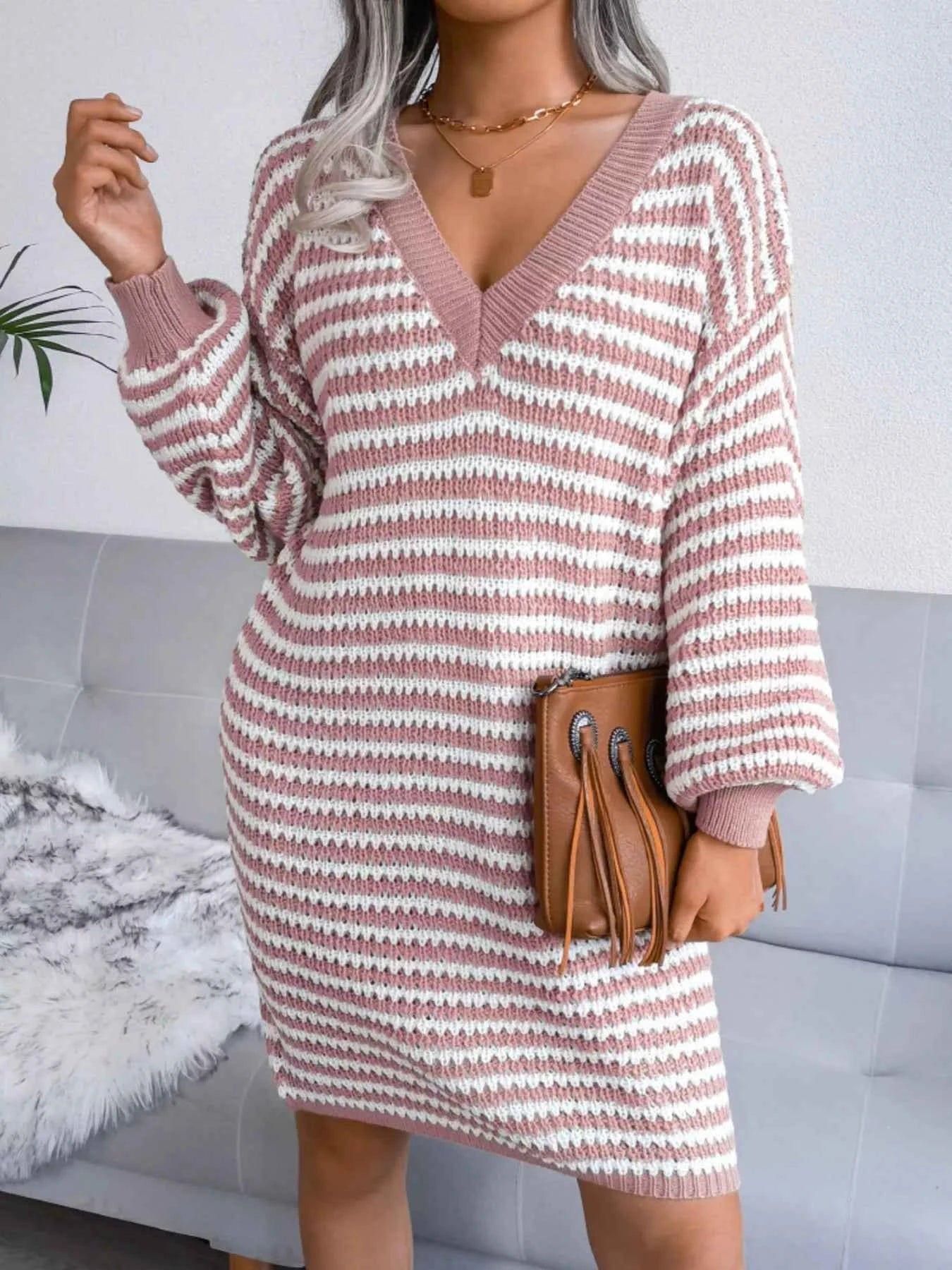 Robe pull rayée à col V et manches longues