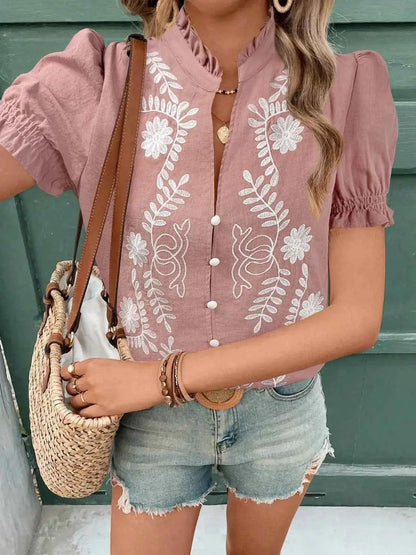 Blouse en coton à col cranté, broderies et volants, manches courtes