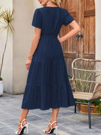 Robe à jupe étagée, col cranté et manches courtes
