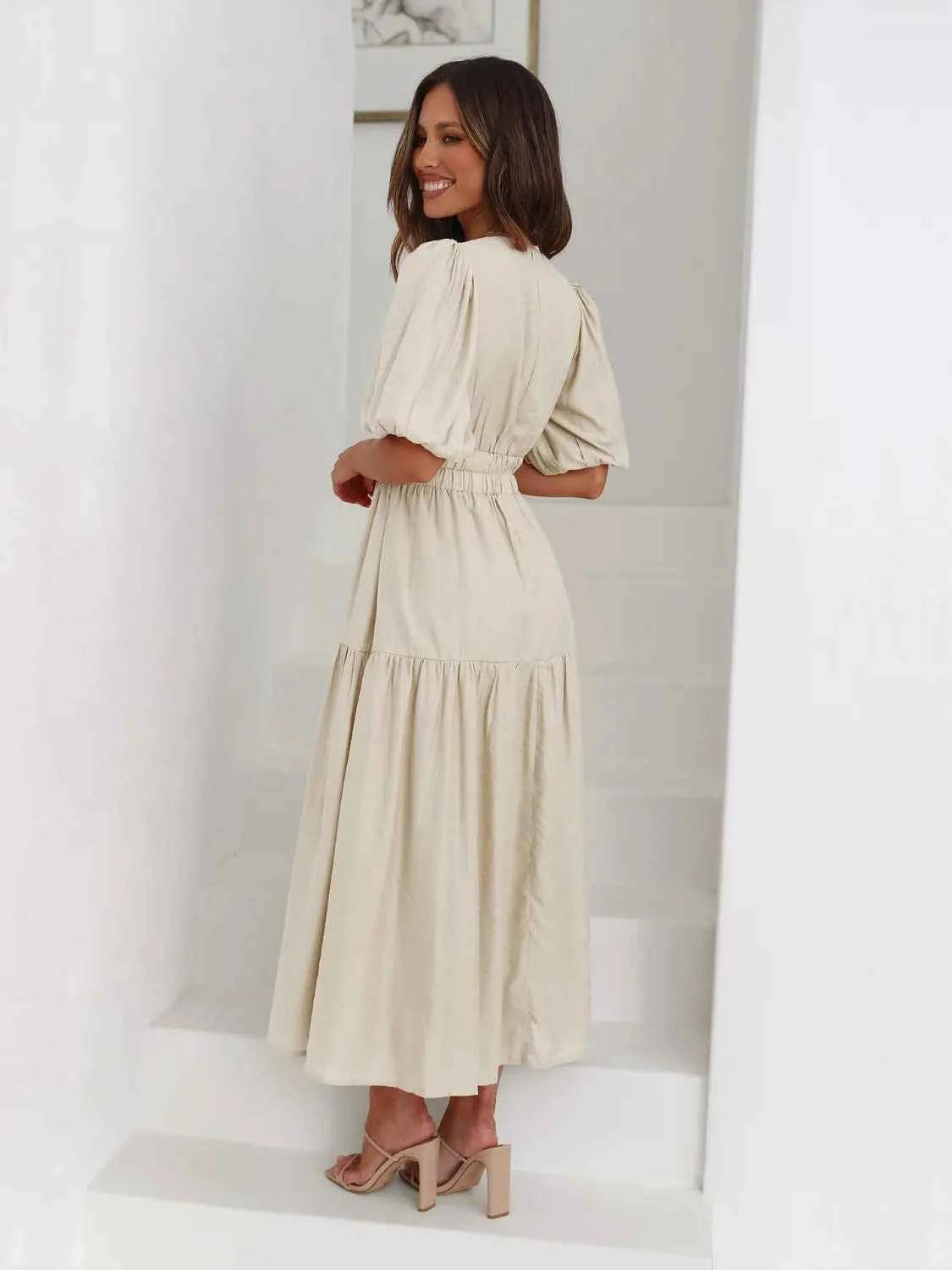 Robe midi croisée à étages et manches mi-longues