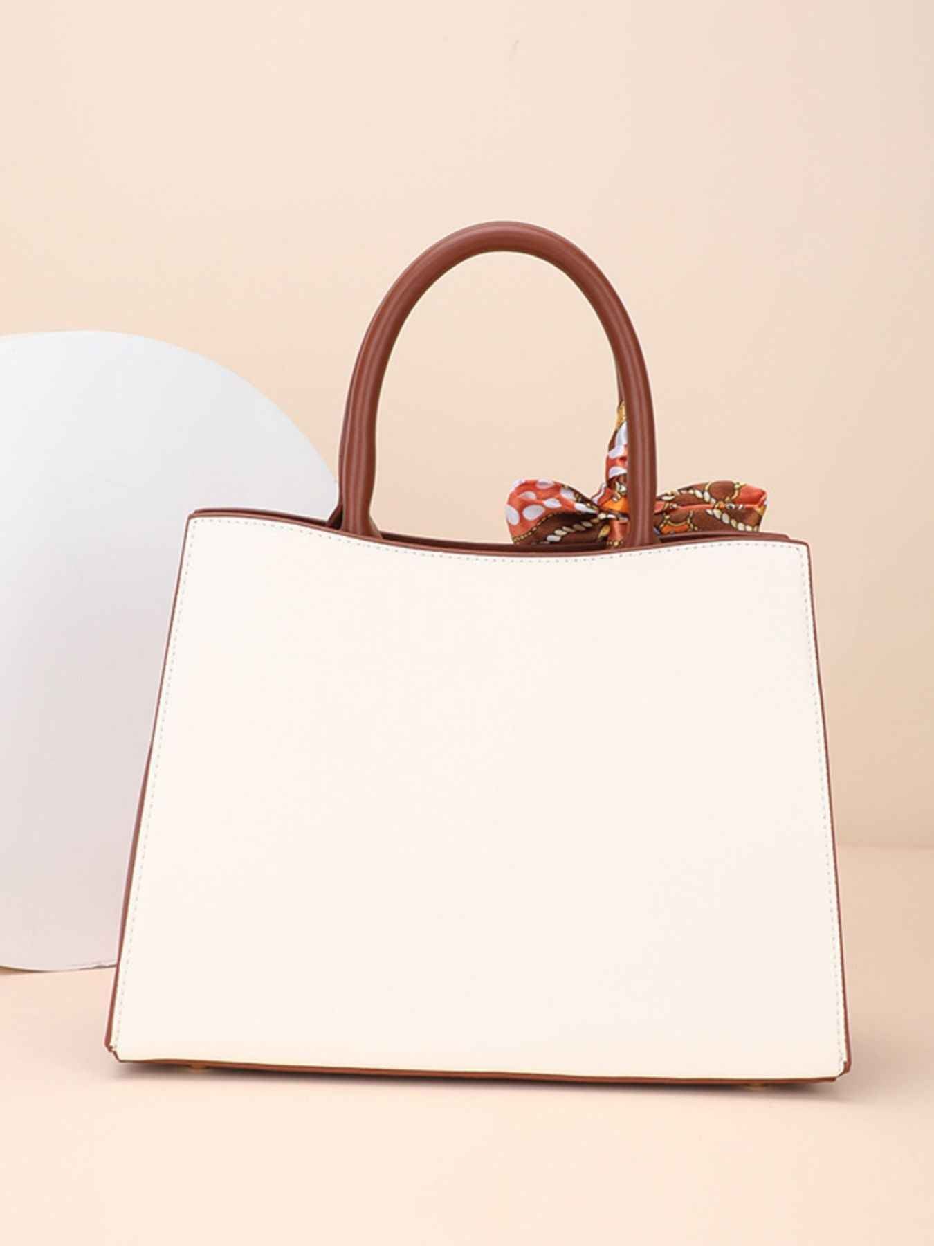 Sac à main en cuir de vachette à ornement floral