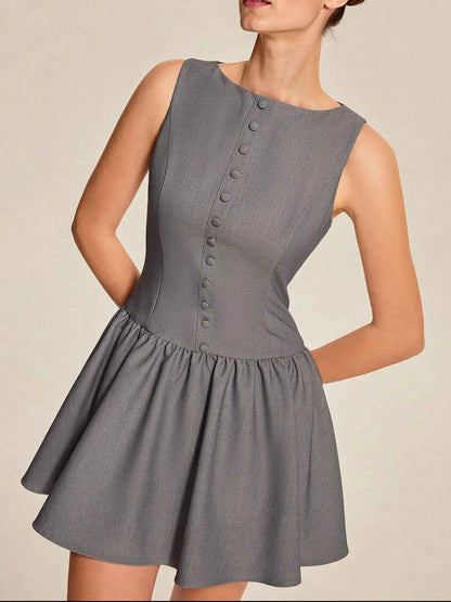 Mini-robe sans manches à col rond, volants et boutons décoratifs