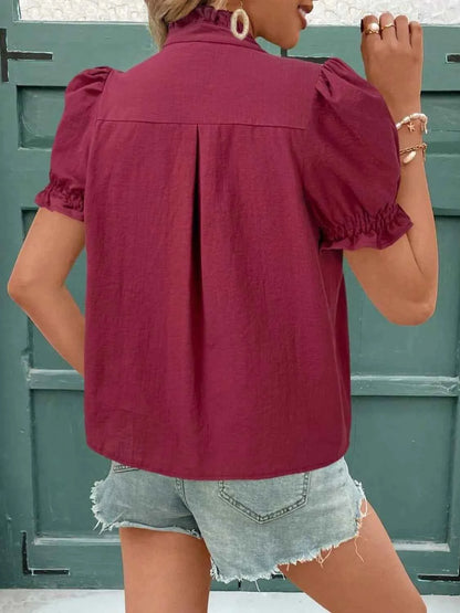 Blouse en coton à col cranté, broderies et volants, manches courtes
