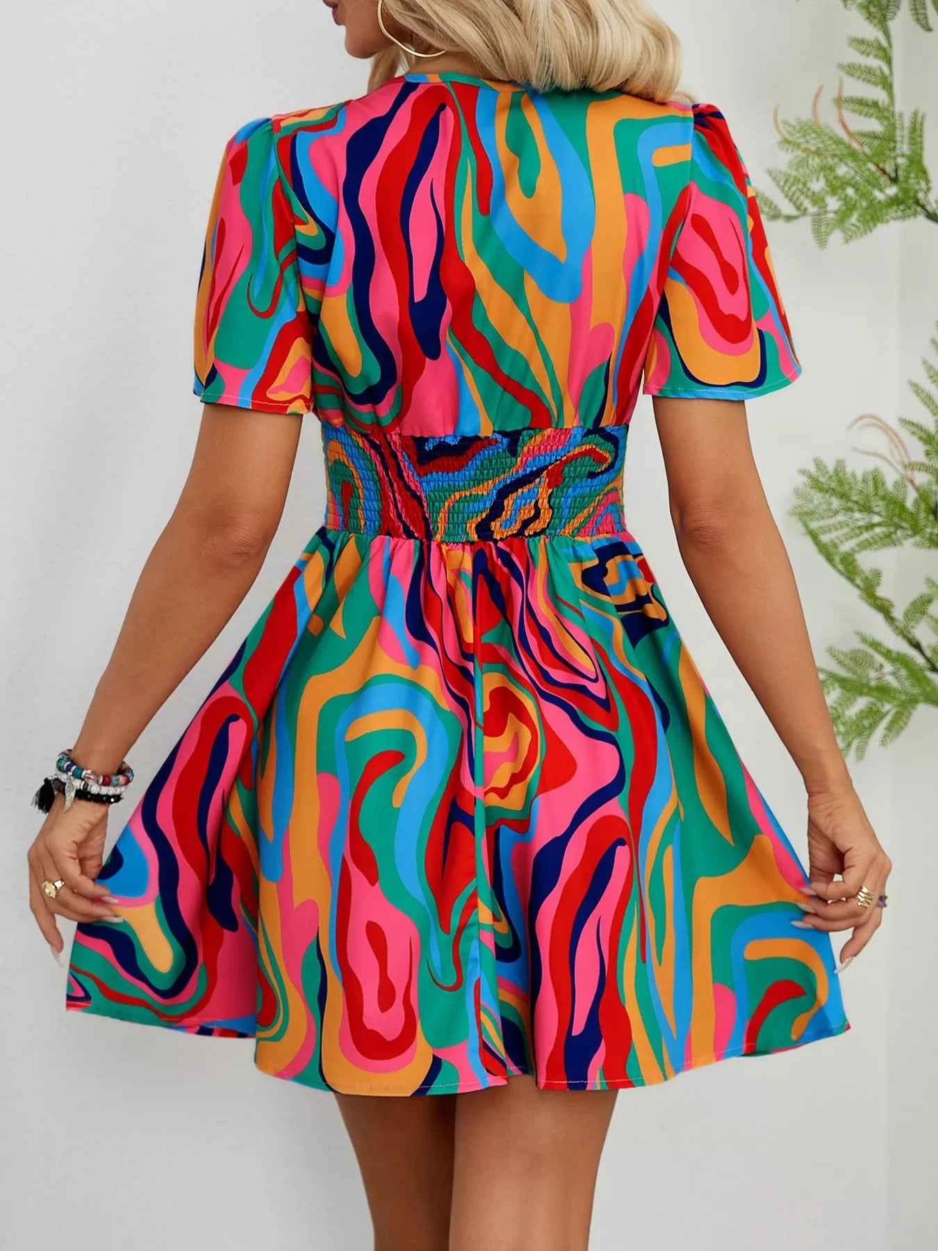 Robe courte à imprimé coloré et manches courtes
