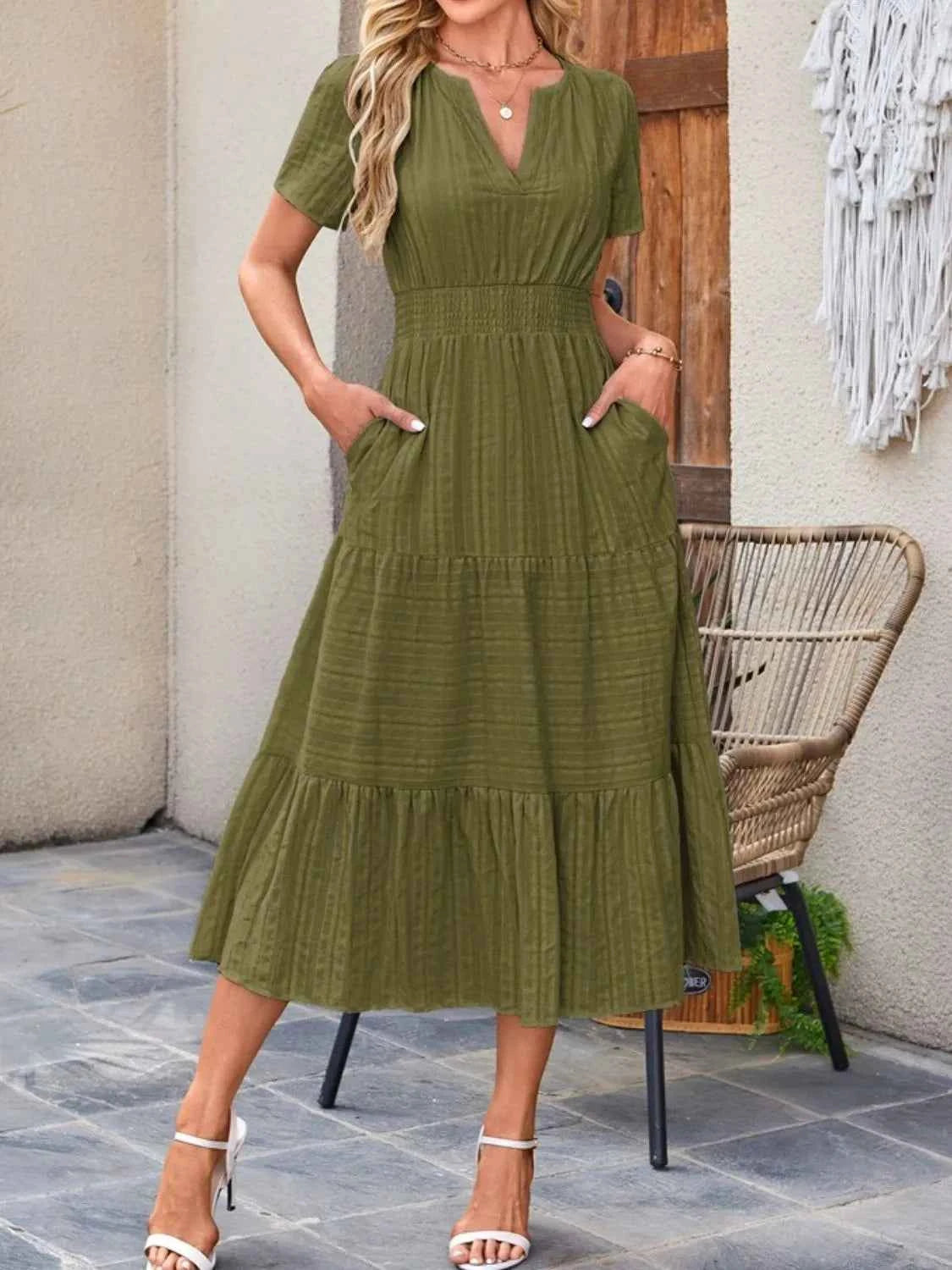 Robe à jupe étagée, col cranté et manches courtes