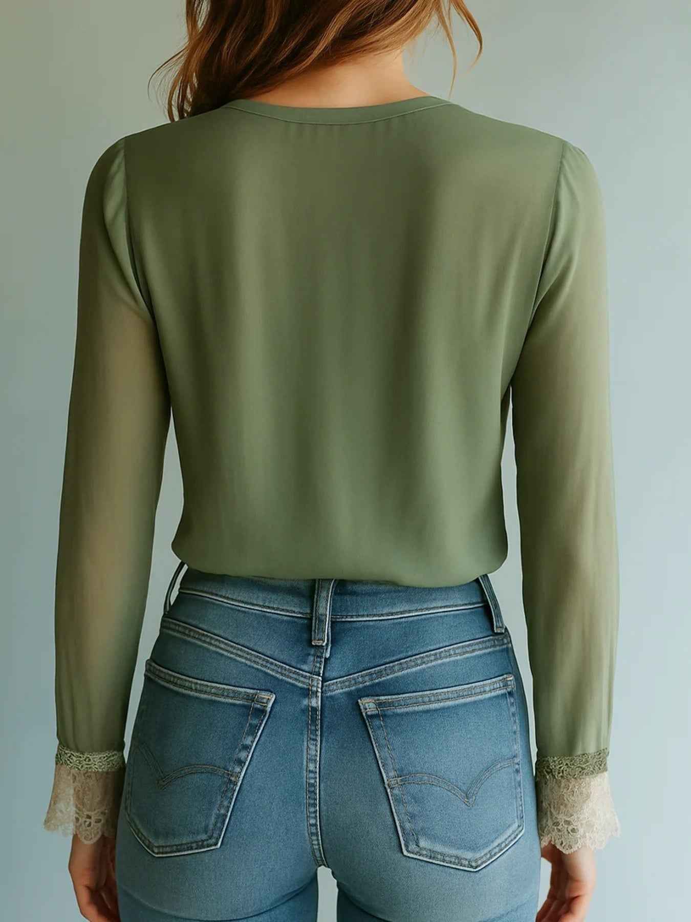 Blouse fleurie avec détail en dentelle