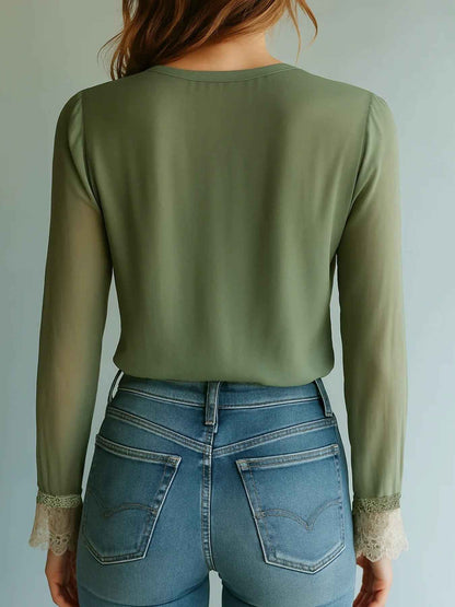 Blouse fleurie avec détail en dentelle