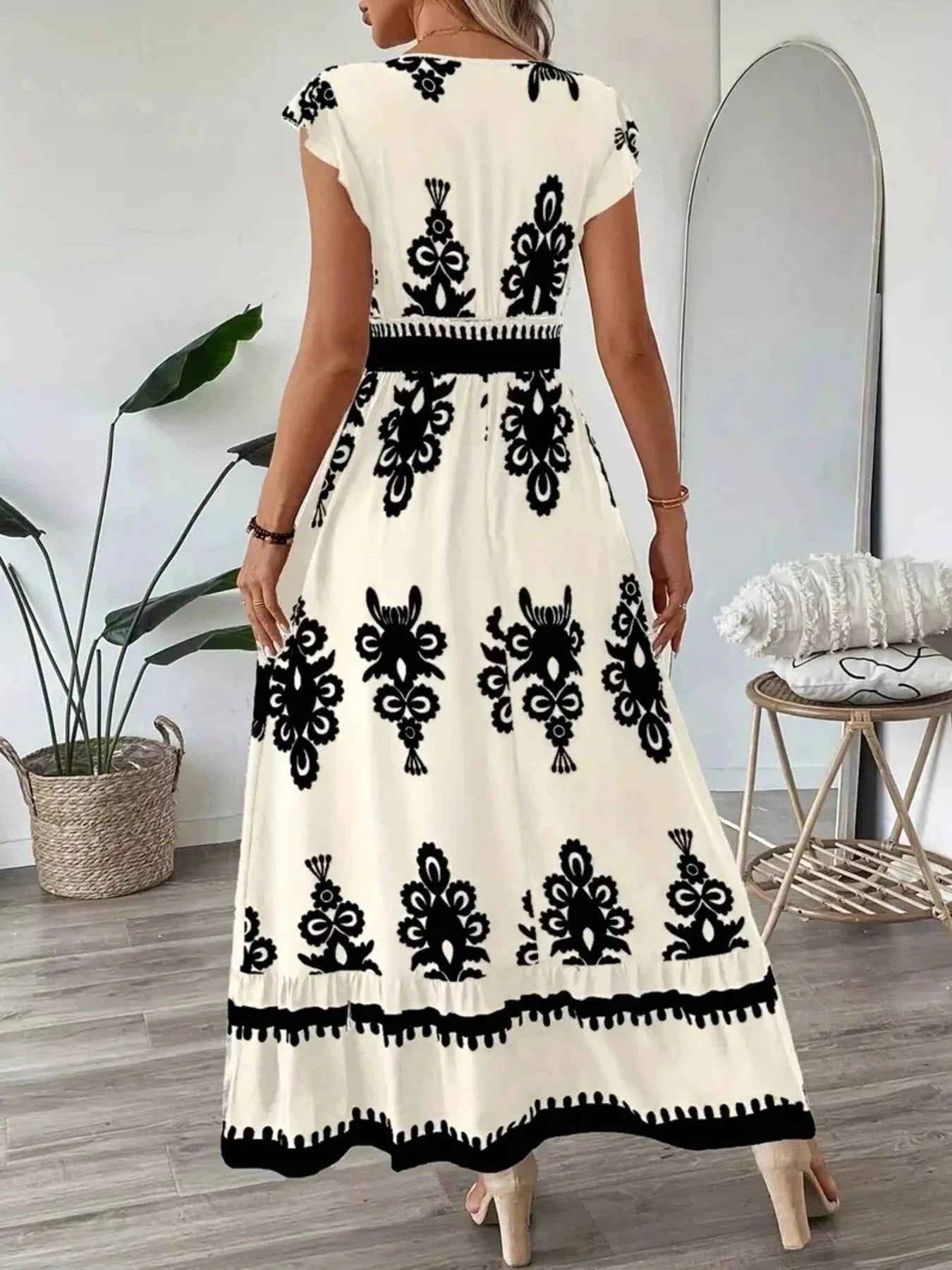 Robe à imprimé, col V et manches courtes à volants