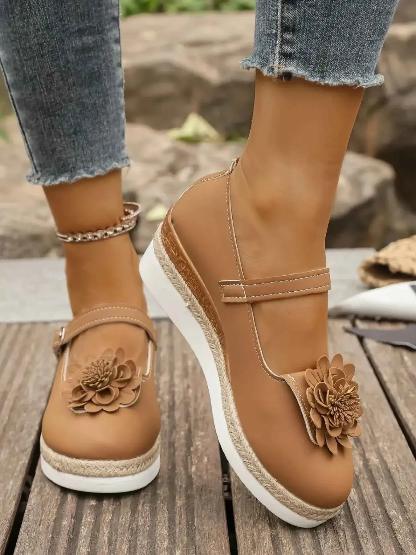 Mary Jane ornées de fleurs à talon bas