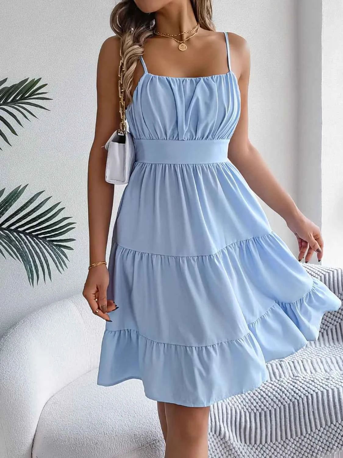Robe camisole à dos smocké et jupe étagée