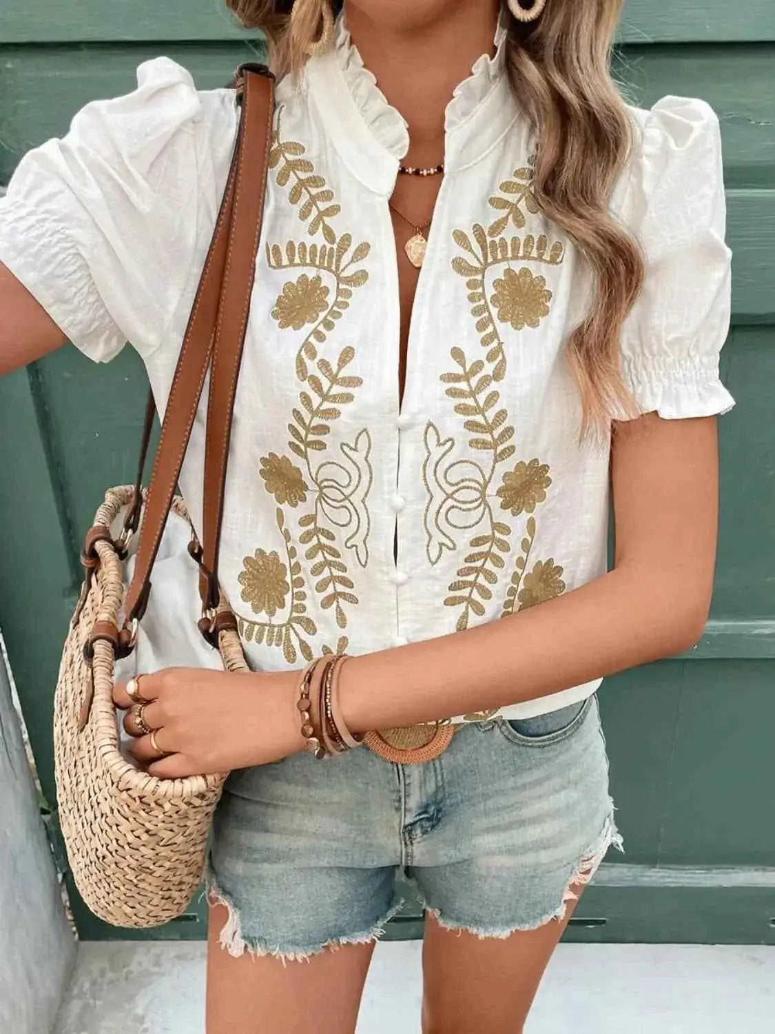 Blouse en coton à col cranté, broderies et volants, manches courtes